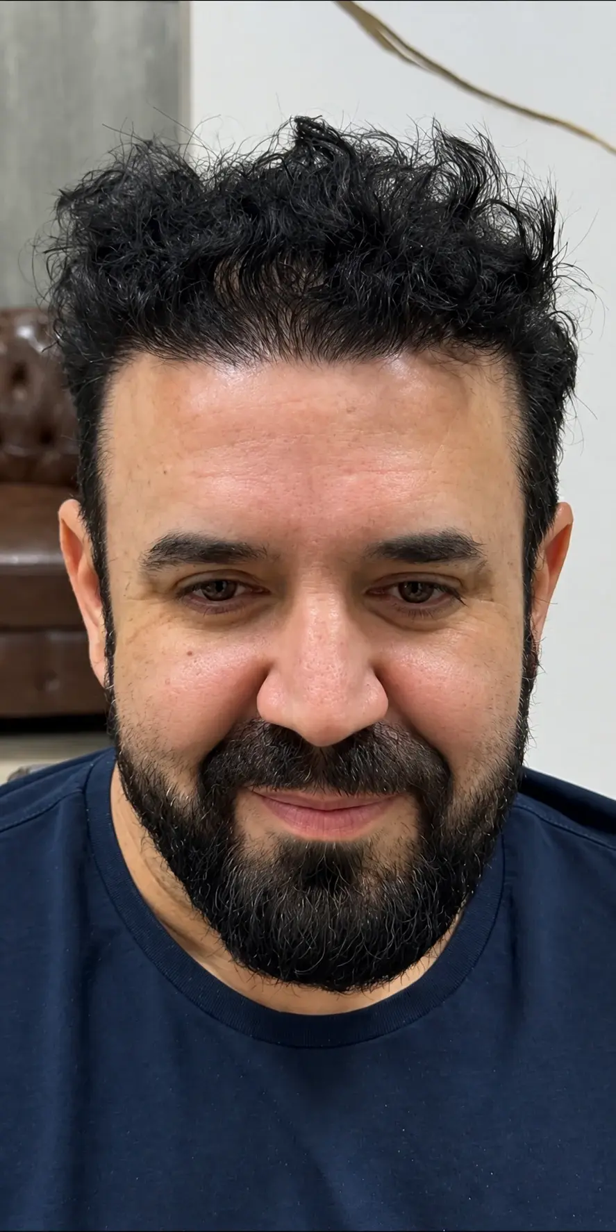 Retrato frontal de um cliente antes da análise visagista